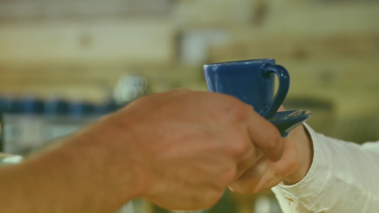 클라이언트에게 커피를 제공하는 두 인종의 남성 노동자의 애니메이션