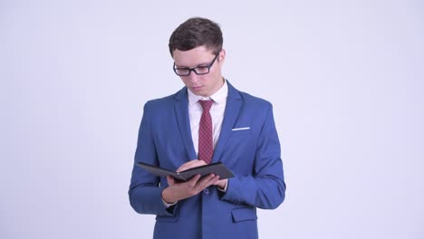 joven hombre de negocios guapo con libro y gafas