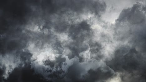 vista de nubes oscuras y tormentas eléctricas