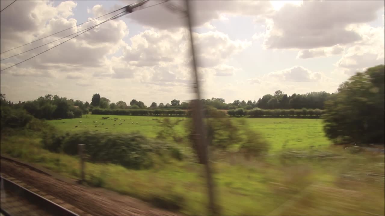 una vista de pasajero de un viaje en tren de la línea principal en inglaterra, reino unido, desde retford hasta la estación king's cross
