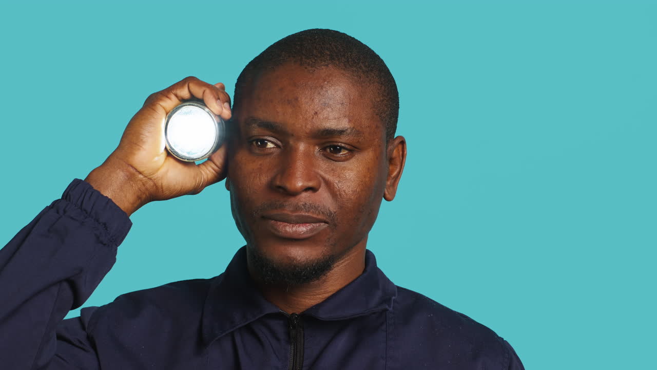 retrato de la cabeza del guardia de seguridad atrapando a los intrusos con una linterna, de cerca