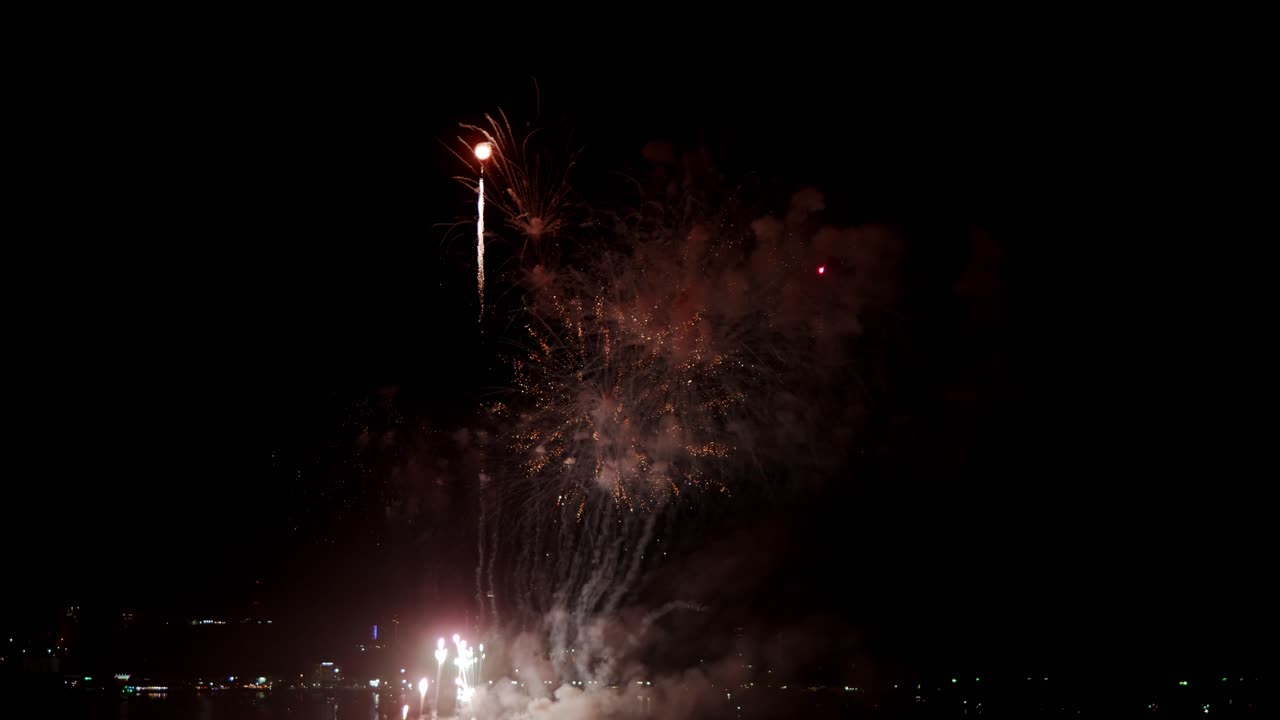 fuegos artificiales reales que explotan el relleno del marco de celebración y el bucle sin problemas desenfoque abstracto luces bokeh en el cielo nocturno con el festival de espectáculo de fuegos artificiales que brillan intensamente