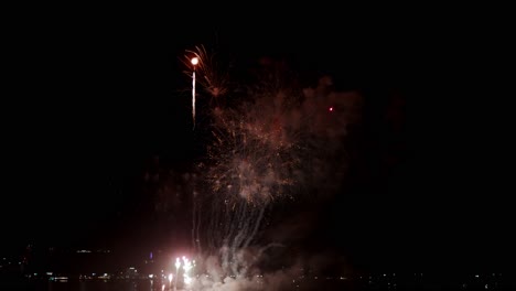 fuegos artificiales reales que explotan el relleno del marco de celebración y el bucle sin problemas desenfoque abstracto luces bokeh en el cielo nocturno con el festival de espectáculo de fuegos artificiales que brillan intensamente