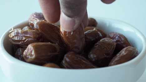 primer plano de frutas de dátiles frescas en un tazón