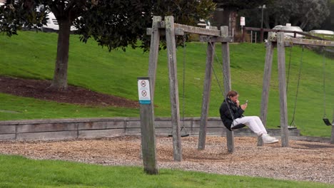 un individuo disfrutando de un columpio en un parque