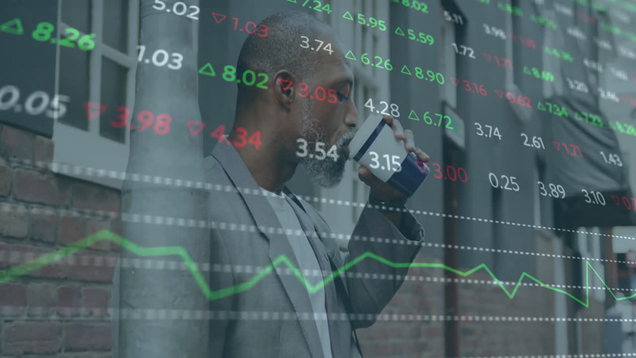 Animation av finansiell databehandling över afroamerikansk man som dricker kaffe i stad