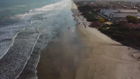 Toma-Aérea-Inclinada-De-Olas-Y-Playa-En-Brasil,-Vista-Al-Mar-En-Verano