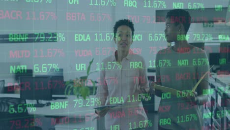animación del procesamiento de datos financieros sobre diversas personas de negocios