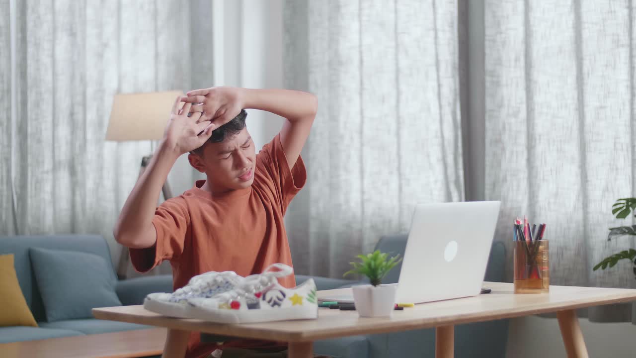 집에서 신발을 공부하고 디자인하는 십대