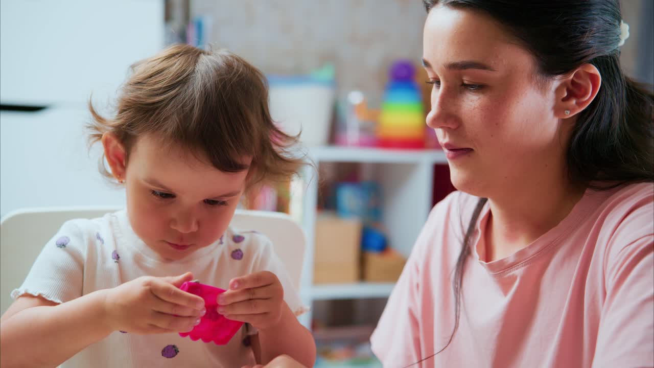 Un momento di gioco coinvolgente tra madre e figlio: scoprire la creatività e imparare insieme attraverso forme colorate ed esplorazione fantasiosa