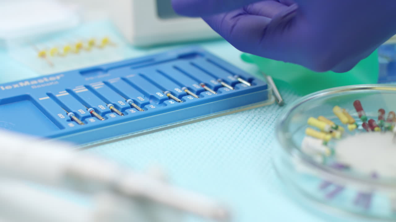 고속 치과 굴착기를 들고 있는 치과의사 손