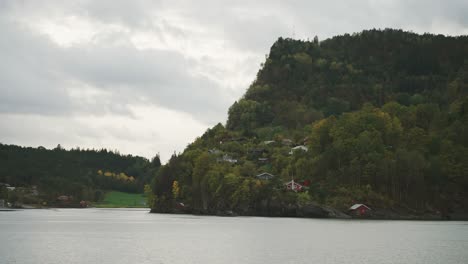 Segeln-Entlang-Der-Küste-Des-Hardangerfjords