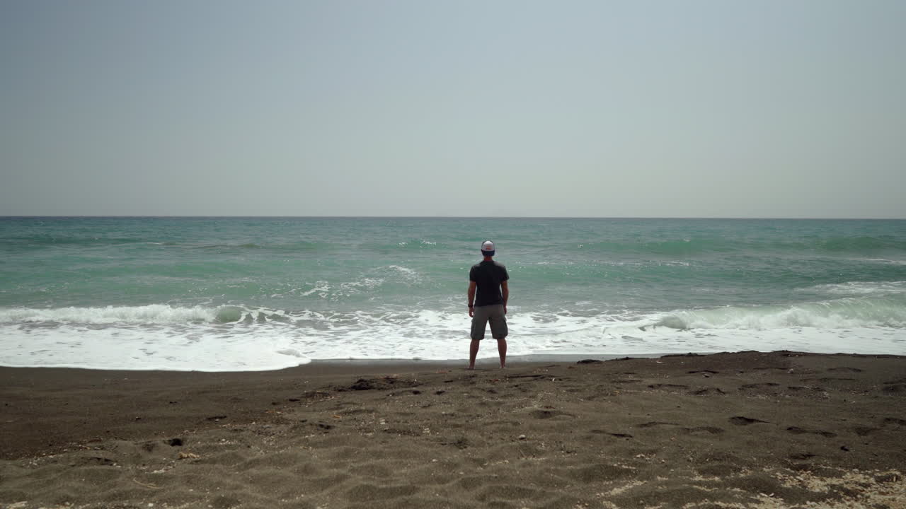 caminar hacia un hombre de pie que mira el