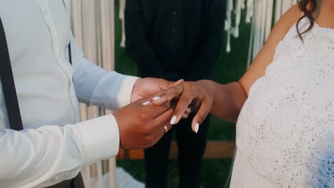 ceremonia de boda romántica al aire libre