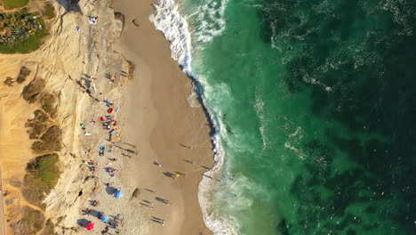 Antena-De-Arriba-Hacia-Abajo-De-San-Diego,-Playa-La-Jolla,-Con-Gente-Y-Surfistas