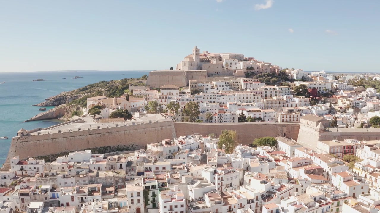Vista aerea della città di Ibiza, della Città Vecchia e delle mura di Eivissa, sull'isola di Ibiza, in una giornata soleggiata e limpida