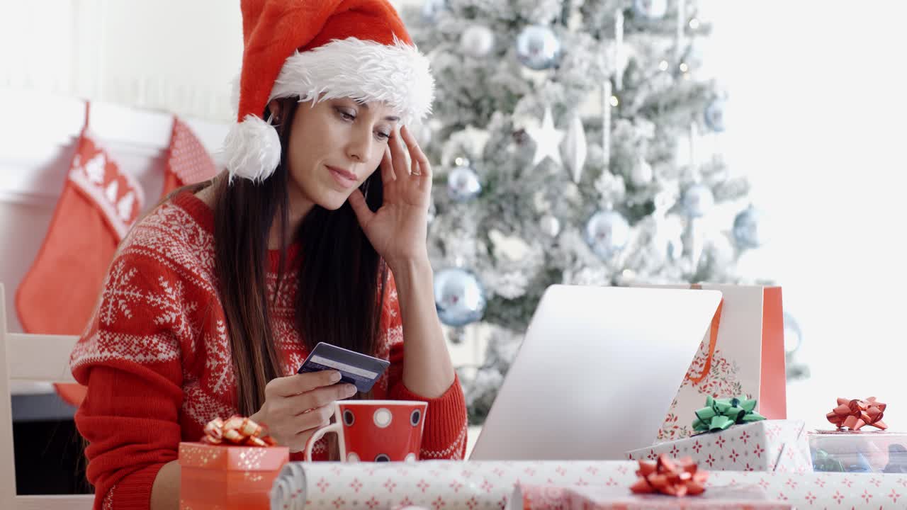una mujer joven ordenando regalos de navidad en línea.