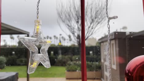 Adornos-Navideños-En-La-Ventana-De-La-Casa