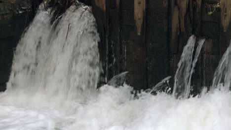 las aguas furiosas del río alne en warwickshire, inglaterra, a medida que pasa a través de puertas de esclusa que controlan la cantidad de agua de inundación después de lluvias torrenciales.