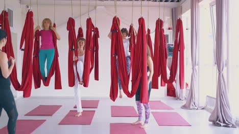 prácticas de grupo flexibles para mujeres árbol asana de yoga de mosca oriental