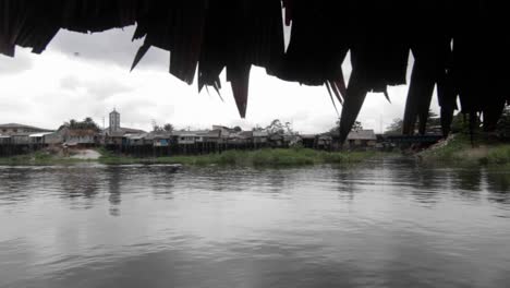 Vista-De-La-Aldea-Desde-El-Barco-En-El-Río