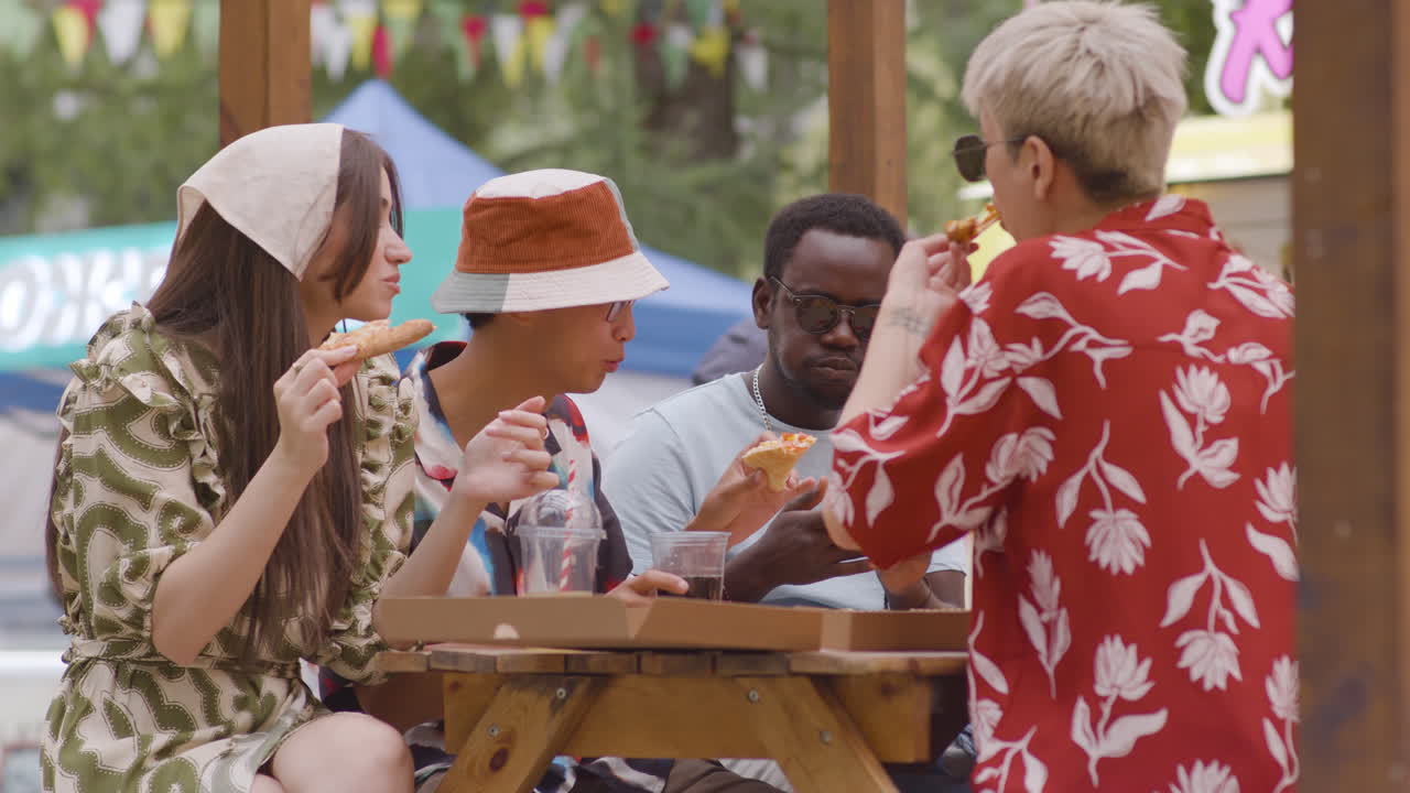 공원에서 먹는 친구들