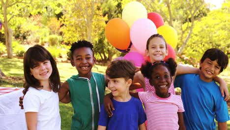 Gruppe-Von-Kindern,-Die-Mit-Den-Armen-Umeinander-Stehen