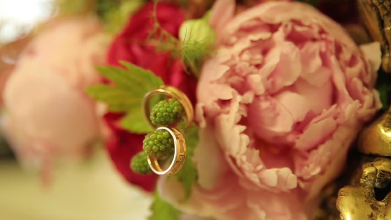 Anillos de boda en un ramo de flores