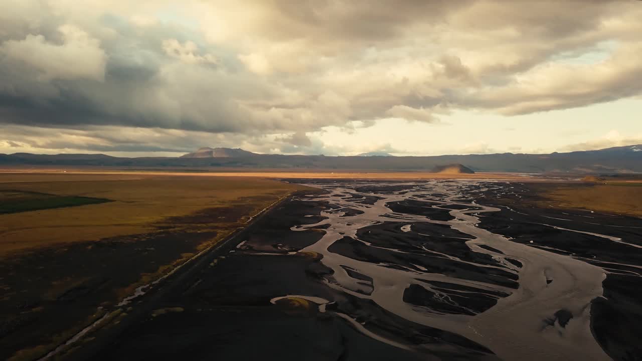 varias tomas por drones de un río glacial islandés en la hermosa luz del atardecer