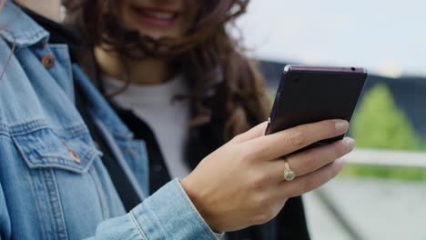 Close-up-of-young-people-with-smart-phone