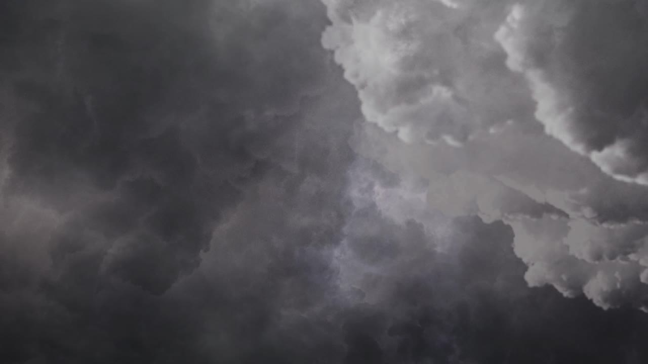 4k 뇌우와 움직이는 어두운 구름