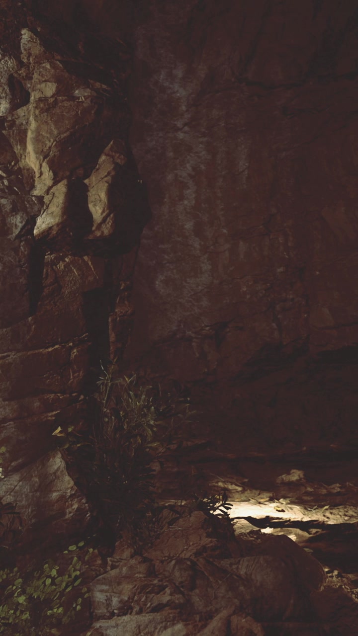 Luce che illumina formazioni rocciose in una grotta buia durante un'esplorazione notturna.