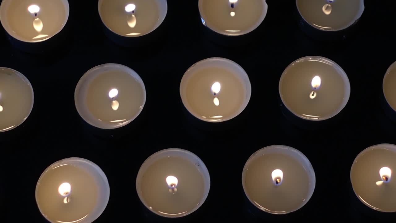 Candele su sfondo nero