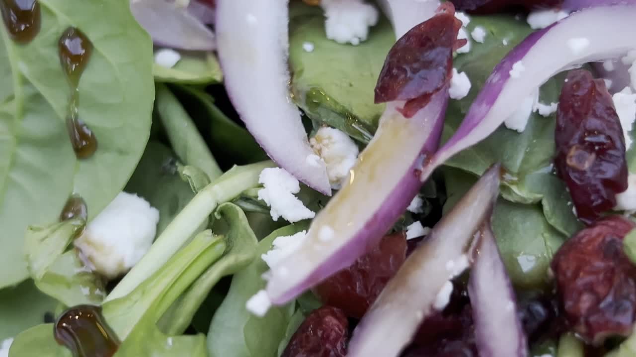 은 양파, 건조 된 크랜베리, 페타 치즈, 발사 방울 을 은 신선 한 스파나치 러드