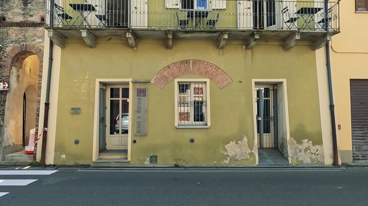 Esplorare l'architettura a Cuneo, Italia