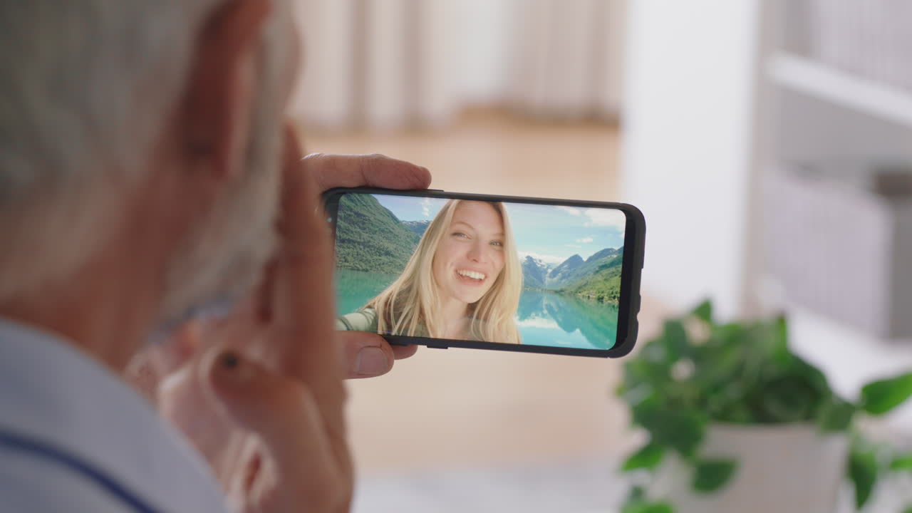 hombre maduro haciendo video chat usando un teléfono inteligente saludando a su hija de vacaciones en noruega disfrutando de la conexión abuelo hablando por teléfono móvil
