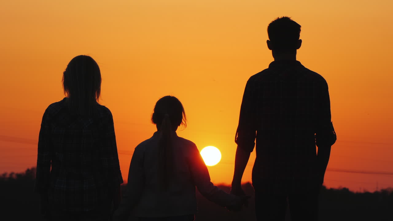 아이가 있는 가족이 함께 도시의 석양을 바라보며 즐거운 시간을 보냅니다.