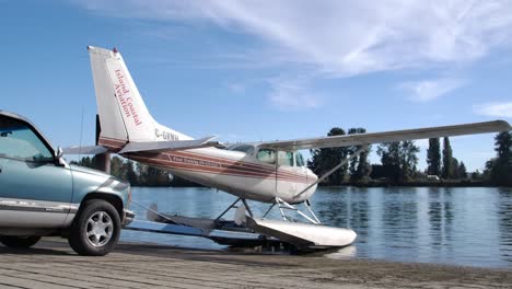 Lanzamiento-De-Hidroavión-Sobre-Rampa-De-Madera-En-Vancouver,-BC,-Canadá