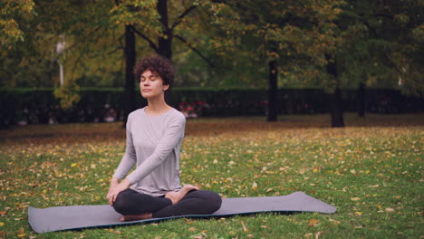 mujer meditando en un parque
