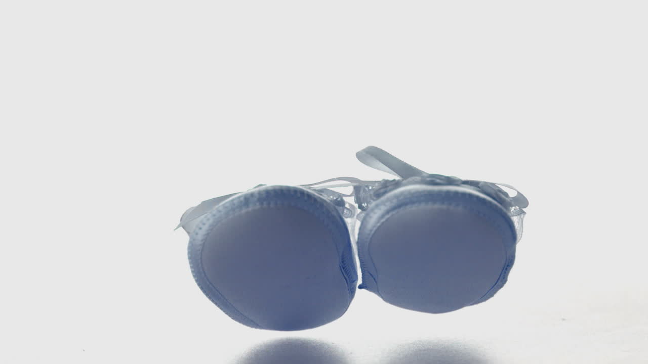 아기 신발이 떨어지고 뛰고 있습니다.