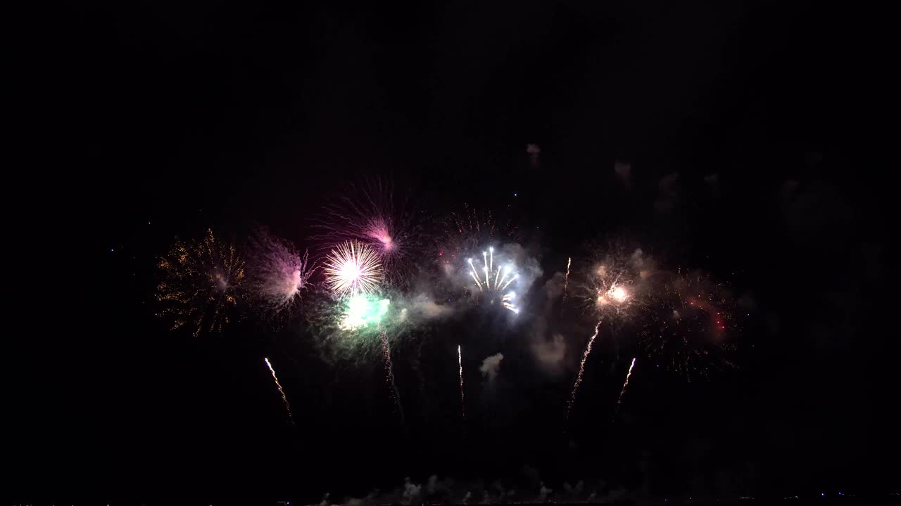Sfondo notturno con spettacolo di fuochi d'artificio colorati