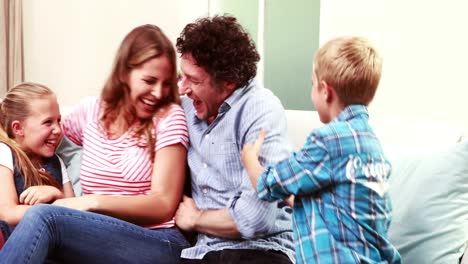 familia feliz jugando juntos