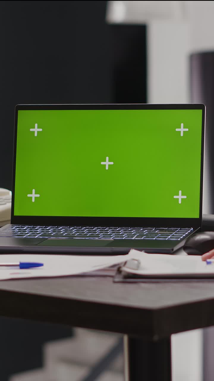 Vertikal video: Hold af kollegaer, der ser på en greenscreen-skabelon