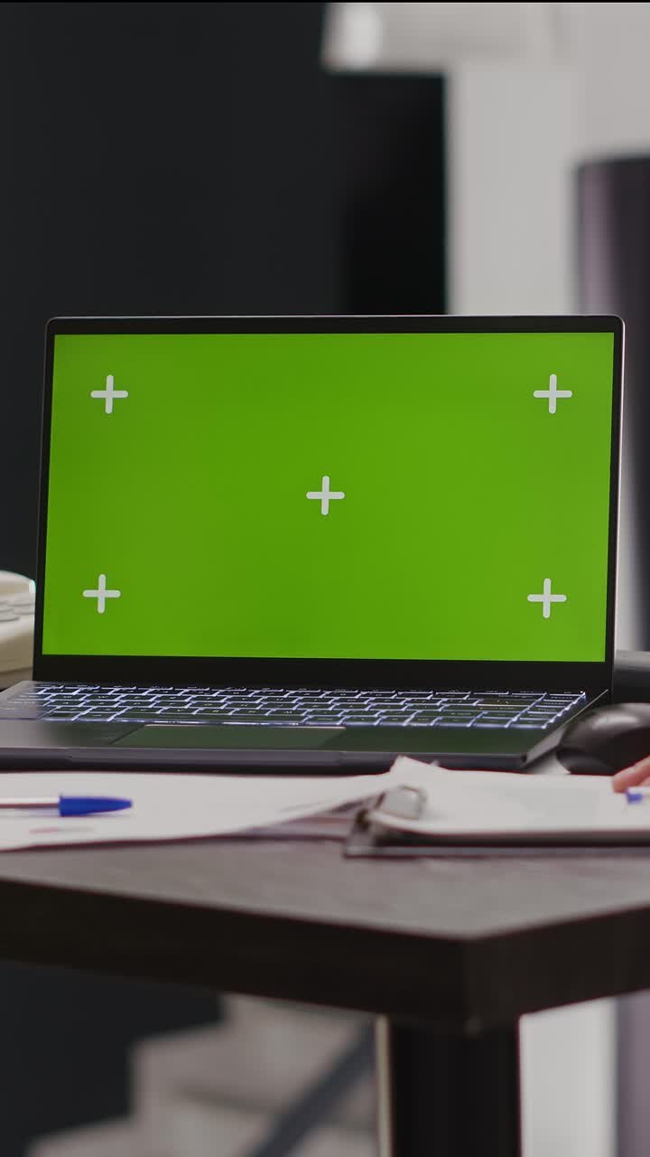 Video im Hochformat: Team von Angestellten, das eine Vorlage mit Greenscreen betrachtet