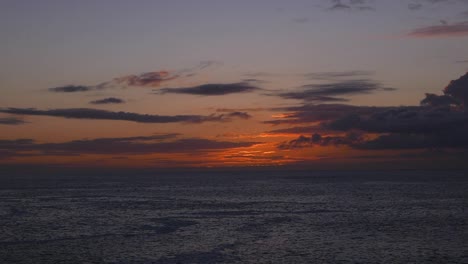 Cielo-Rojo-Y-Nubes-Mientras-El-Sol-Se-Esconde-Bajo-El-Horizonte