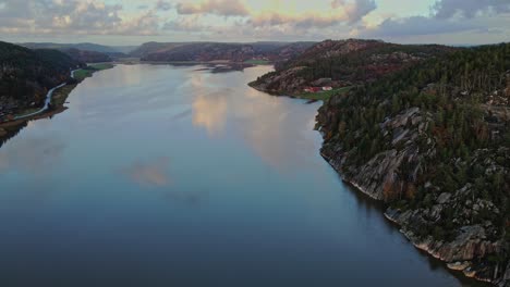 Blauer-Åbyfjorden-Fjord-In-Bohuslän,-Schweden-In-Der-Nähe-Von-Nordens-Arche---Antenne