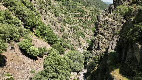 Der-Spektakuläre-Meancera-Wasserfall-Im-Norden-Von-Extremadura,-Landschaftlich-Gestaltet-An-Einem-Natürlichen-Ort,-Ein-100-Meter-Hoher-Wasserfall,-Aufgenommen-Mit-Mavic-3-In-C4k-30-Fps-Und-Ohne-Farbkorrektur