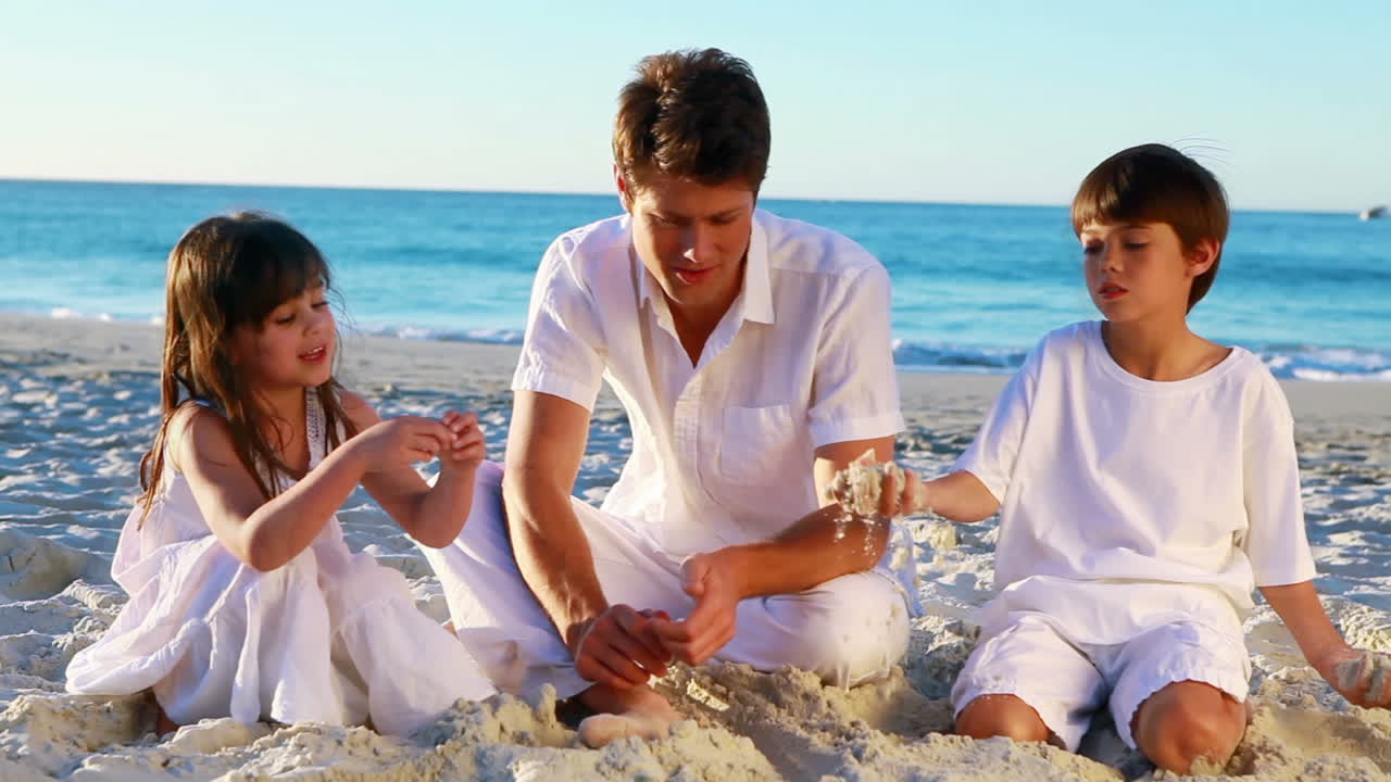 아버지 가 자녀 들 과 함께 놀고 있다