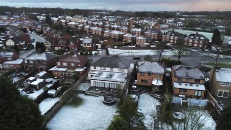 Schneebedecktes-Luftdorf-Wohngegend-Winter-Gefrorene-Nordwesthäuser-Und-Straßen-Verließen-Dolly