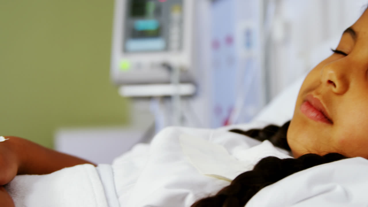 médico examinando a un paciente